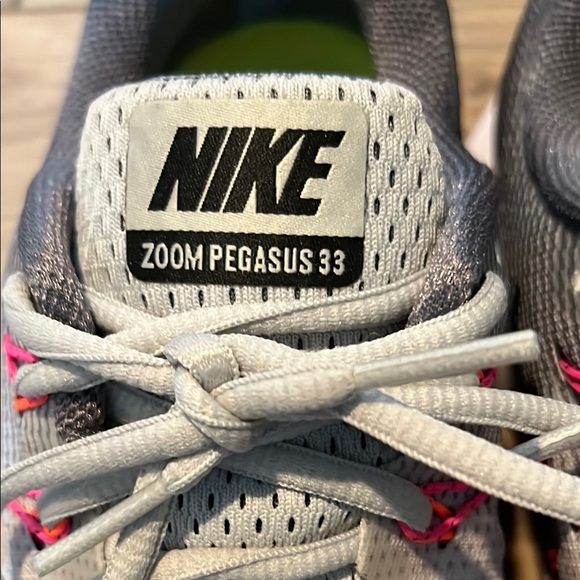 👟Nike Women's Athletic Shoes - Gray and Pink - Picture 4 of 10